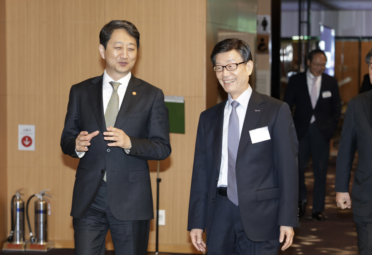 윤진식(오른쪽) 한국무역협회 회장이 연사로 참여한 안덕근 산업통상자원부 장관과 이야기를 나누고 있다. [한국무역협회 제공]