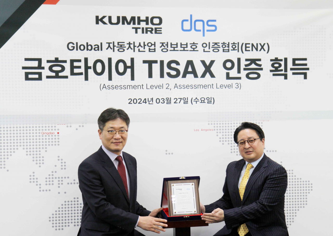 임완주(왼쪽) 금호타이어 임완주 경영기획본부 전무와 지신명 DQS코리아 대표가 기념사진을 촬영하고 있다. [금호타이어 제공]