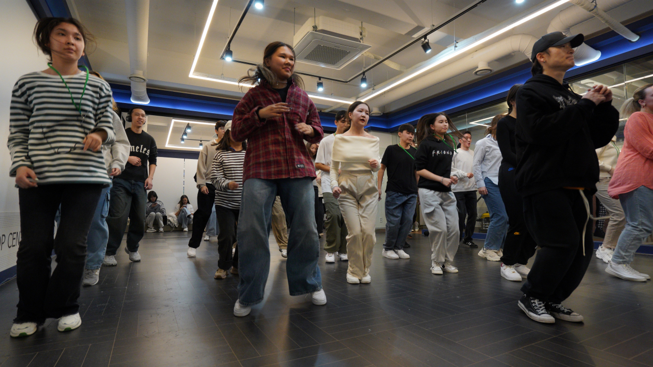 방한 교육여행 중인 카자흐스탄 영재학교 학생들이 K-팝 댄스를 추고 있다.
