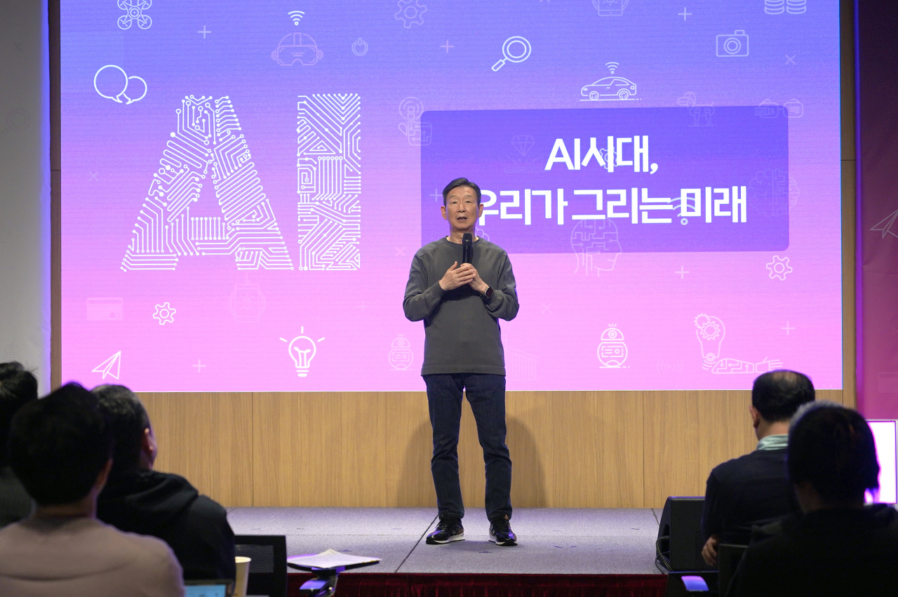 황현식 LG유플러스 사장이 지난 28일 용산사옥에서 열린 타운홀미팅에서 직원들에게 인공지능(AI) 사업 전략을 설명하고 있다. [LG유플러스 제공]