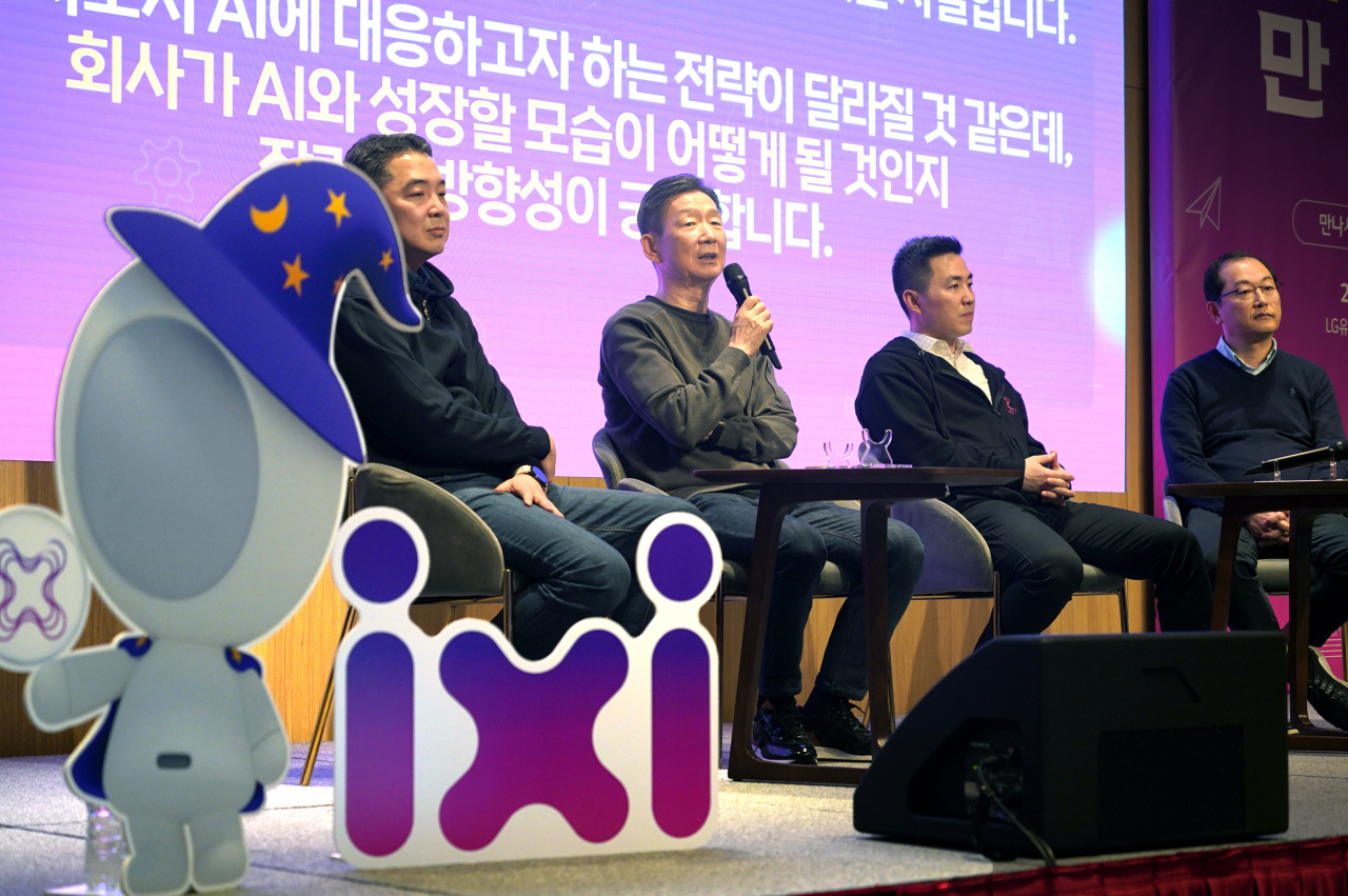 황현식(왼쪽 두번째) LG유플러스 사장과 임원진들이 지난 28일 서울 용산사옥에서 열린 타운홀미팅에서 직원들의 질문에 답변하고 있다. [LG유플러스 제공]