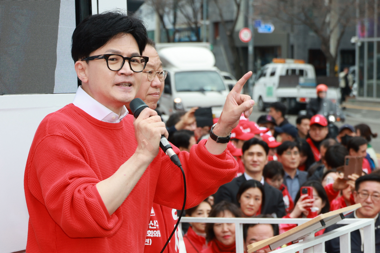 한동훈 국민의힘 비상대책위원장 겸 총괄 선거대책위원장이 지난 28일 서울 용산구 용문시장 사거리에서 권영세 후보 지지 발언을 하고 있다. [연합]