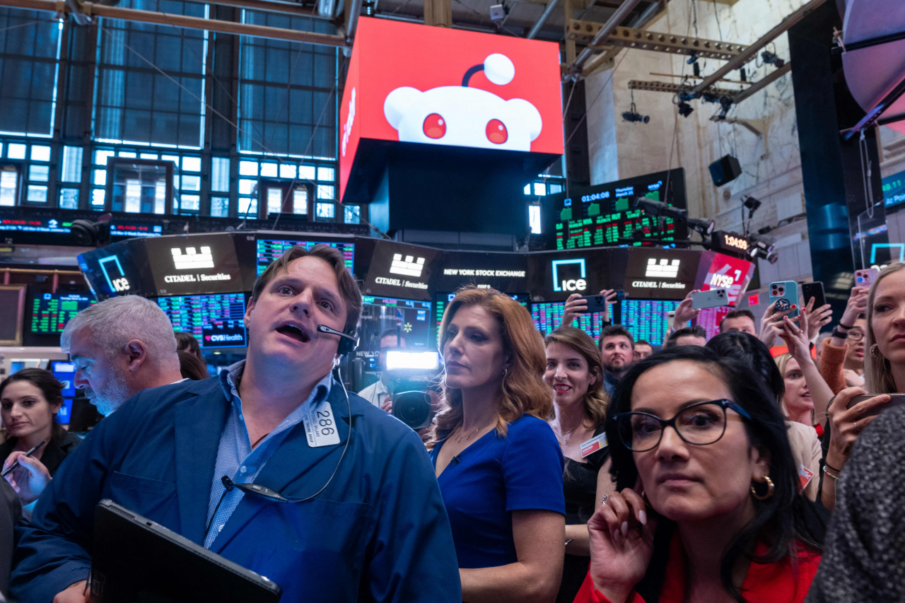 21일(현지시간) 뉴욕증권거래소(NYSE)에서 레딧의 상장을 준비하고 있다. [Getty Images/AFP]