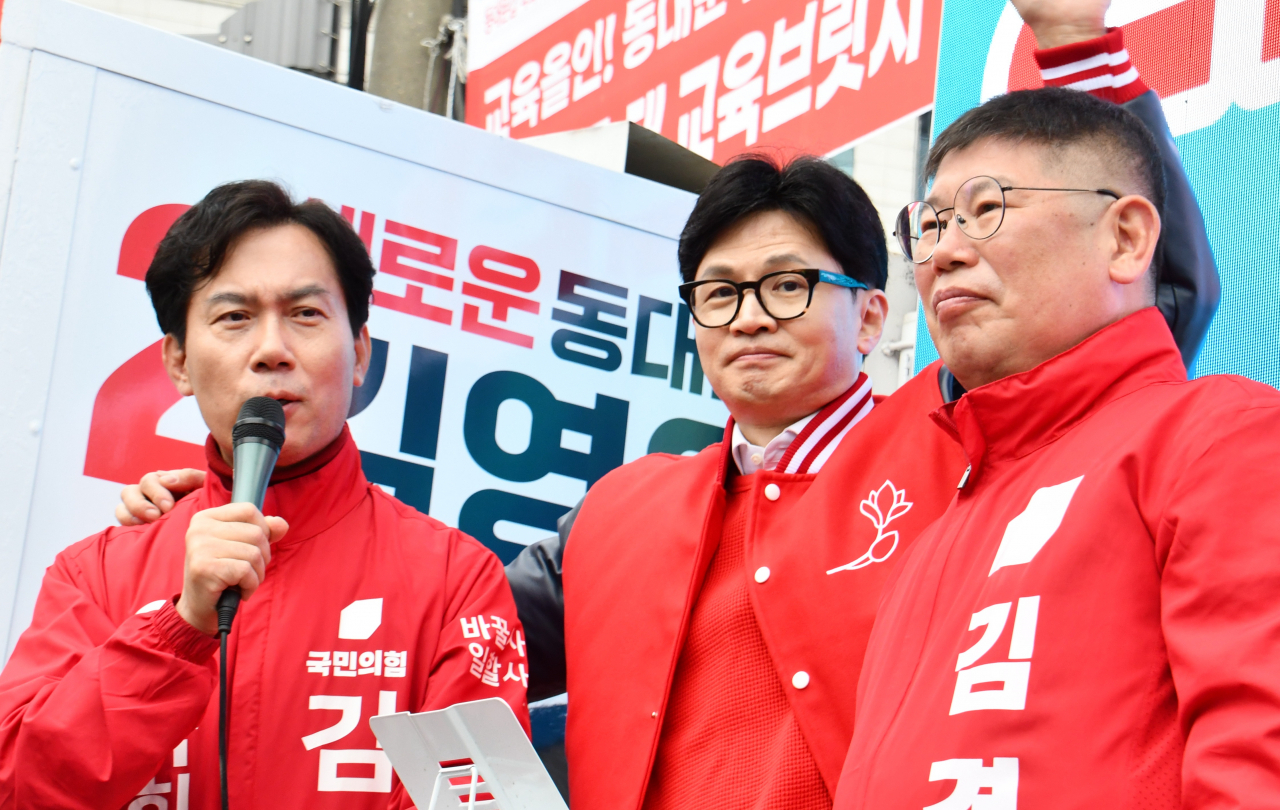 국민의힘의 김영우 서울 동대문갑-김경진 동대문을 후보가 28일 한동훈 총괄선대위원장과 선거운동을 하고 있다. [캠프 제공]