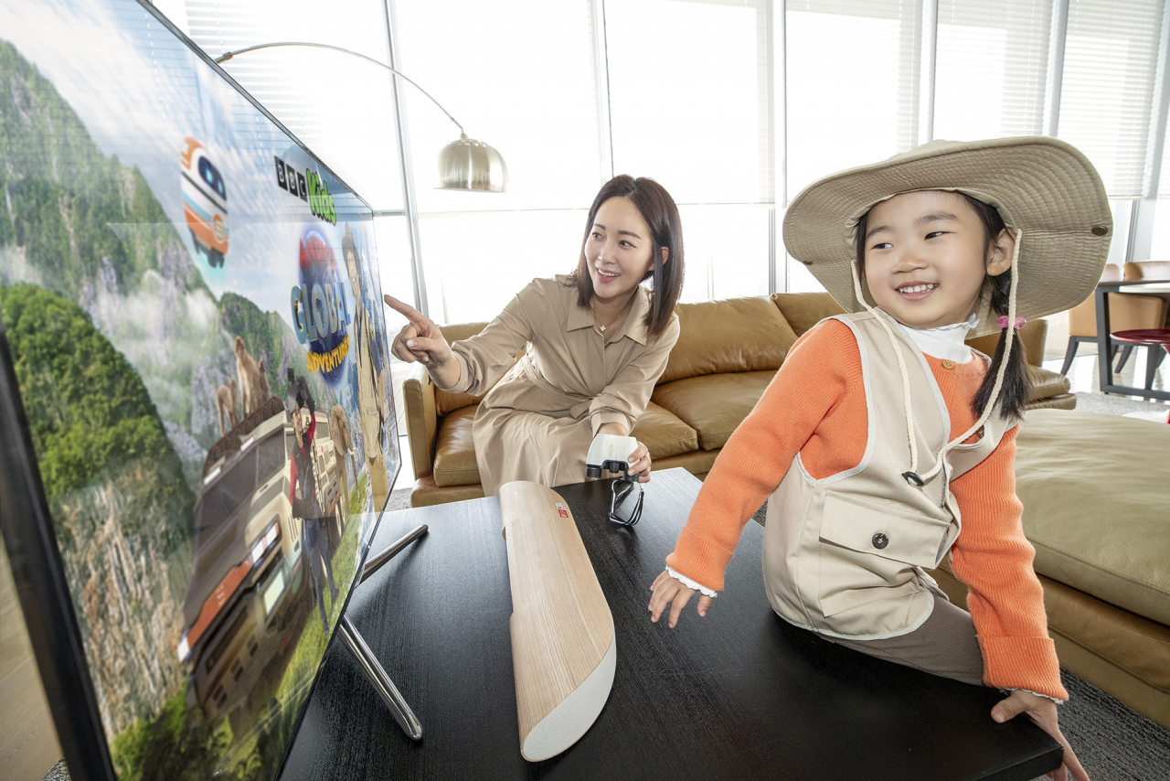 모델이 KT 지니 TV 키즈랜드의 BBC Kids를 소개하는 모습. [KT 제공]