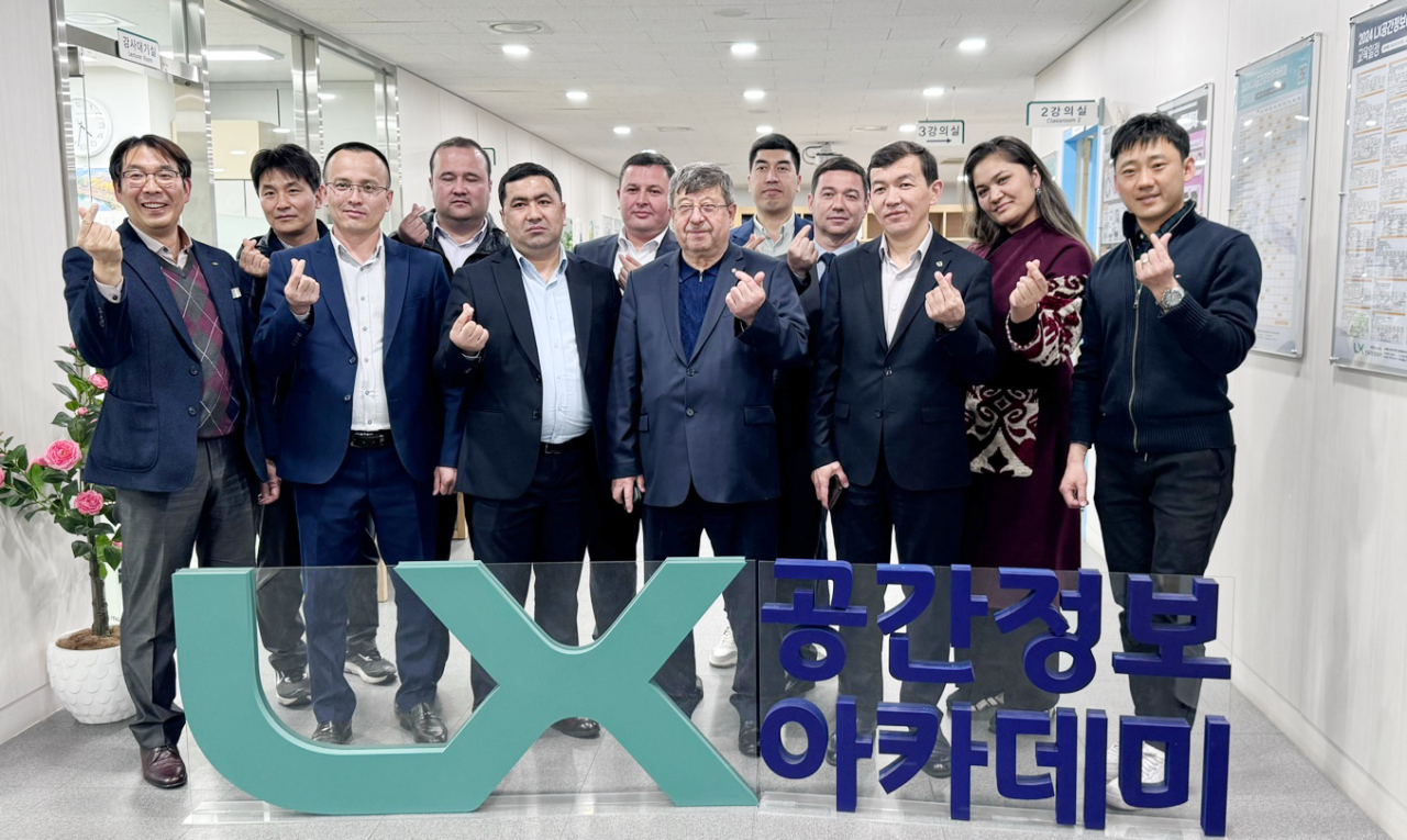 LX공사는 지난 20일부터 29일까지 우즈베키스탄 지적청 공무원 10명 대상으로 공간정보 정책 및 인력양성 기술 공유를 위한 초청 연수를 실시했다고 밝혔다. [LX한국국토정보공사]
