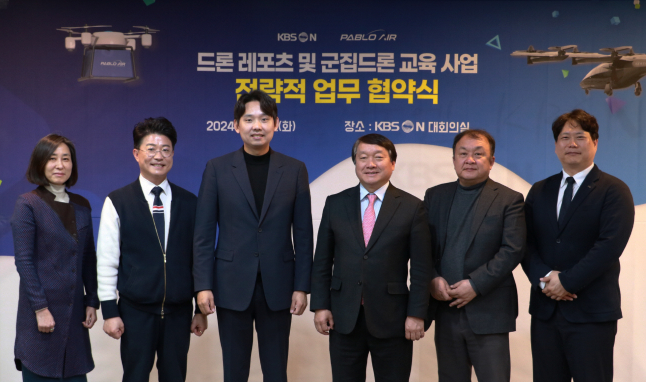김영준 파블로항공 대표이사(가운데 왼쪽)와 이강덕 케이비에스엔 사장(가운데 오른쪽)을 비롯한 관계자들이 업무협약을 체결하고 기념사진을 찍고 있다. [파블로항공 제공]