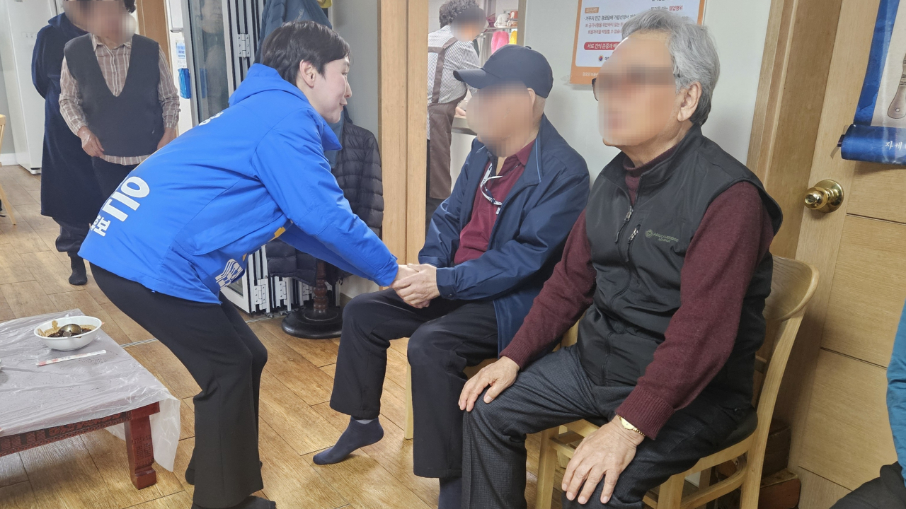 이지은 서울 마포갑 더불어민주당 후보가 지난 26일 도화동 삼개경로당에서 주민들을 만나고 있다. 박지영 기자