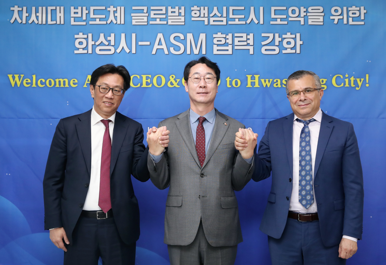 ASM 감사패 전달(왼쪽 벤자민 로, 오른쪽 히쳄 엠사드).[화성시 제공]