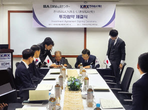 지난 28일 서울 여의도에서 이창헌(왼쪽) 한국M&A거래소 회장과 미야케 스구루 니혼M&A센터 대표이사가 전략적 자본제휴 계약을 체결하고 있다.