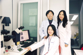 이번 연구를 수행한 연구진. 한국생명공학연구원의 정보현(앞줄)·이다용(뒷줄 왼쪽) 박사와 조성희 한국화학연구원 박사 [한국생명공학연구원 제공]
