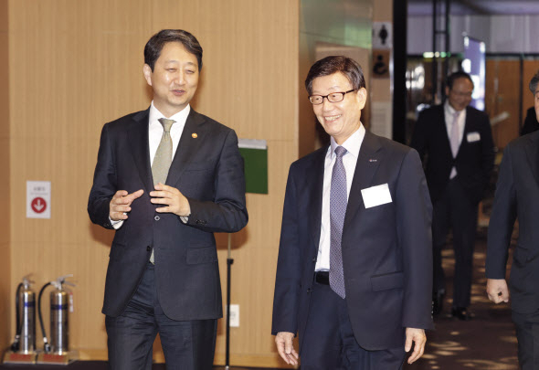 안덕근(왼쪽) 산업통상자원부 장관과 윤진식 한국무역협회 회장이 ‘KITA CEO 조찬회’에서 이야기를 나누고 있다. [무역협회 제공]
