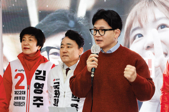 한동훈 국민의힘 비상대책위원장 겸 총괄 선거대책위원장이 29일 서울 영등포구 영진시장 삼거리에서 김영주 후보와 박용찬 후보 지지 발언을 하고 있다. [연합]
