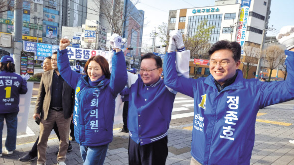 김부겸 더불어민주당 상임공동선대위원장이 29일 오전 광주 북구청사거리에서 열린 정준호·전진숙 후보와 손을 맞잡고 유세하고 있다. [연합]