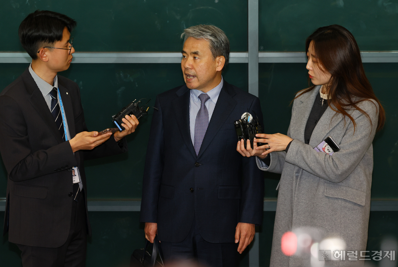 이종섭 주호주 대사가 21일 오전 인천국제공항을 통해 귀국하며 취재진의 질문에 답하고 있다. 이상섭 기자