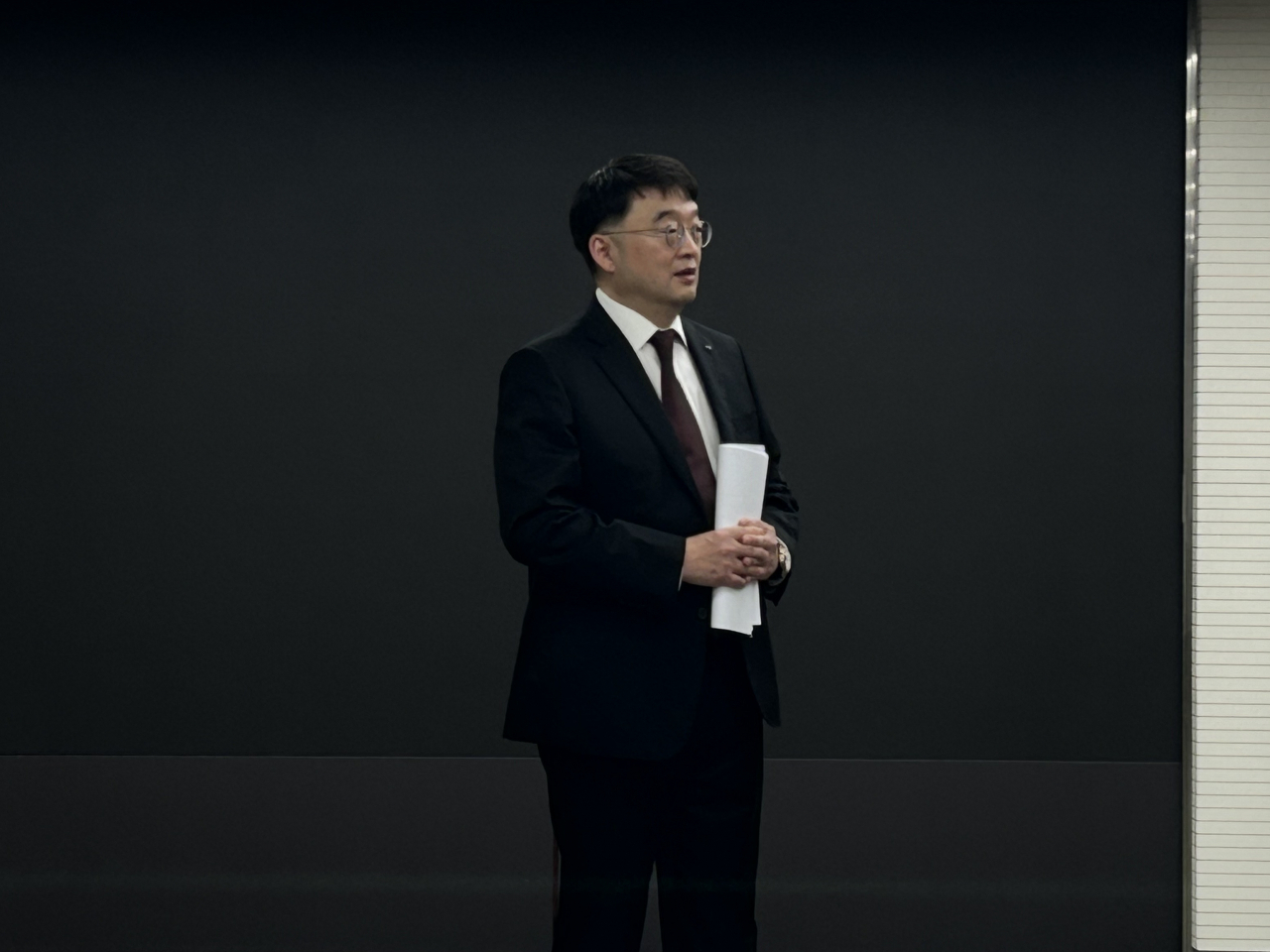 이우현 OCI그룹 회장이 29일 서울 중구 소공동 OCI빌딩에서 정기 주주총회를 마친 뒤 기자들과 만나 향후 경영계획에 대해 설명하고 있다. [김은희 기자]