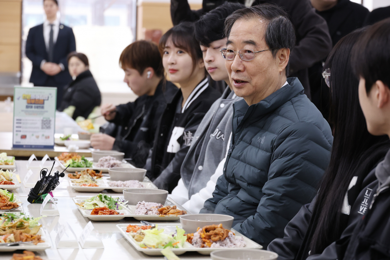 청년의 삶 동행에 나선 한덕수 국무총리가 29일 서울 성북구 고려대 학생회관 구내식당을 찾아 '천원의 아침밥'을 체험하며 학생들과 대화하고 있다. [연합]