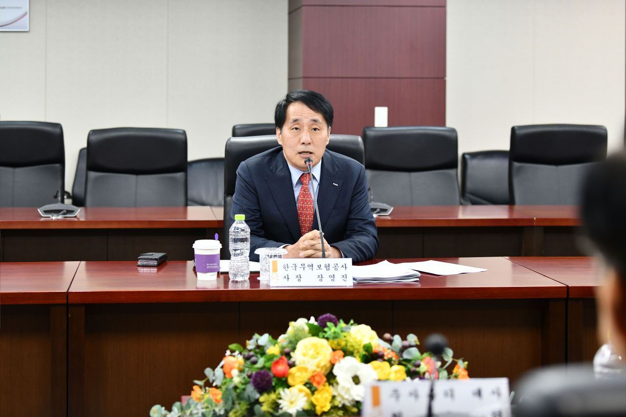 장영진 한국무역보험공사 사장이 29일 서울 종로구 무보 본사에서 진행된 ‘방산 협력 주요 공관장 방문협의’에서 모두발언을 하고 있다.[한국무역보험공사 제공]