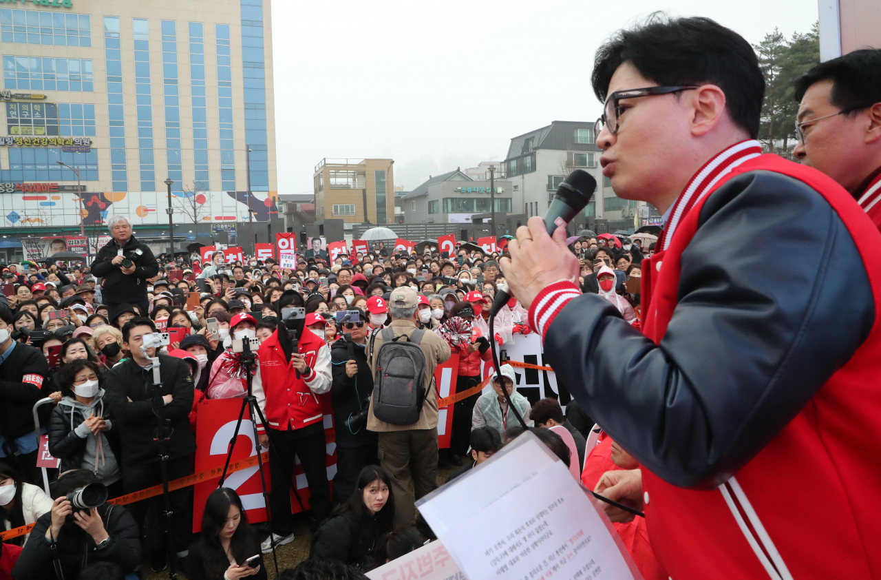 한동훈 국민의힘 비상대책위원장이 29일 오후 경기 안양시 삼덕공원 인근에서 열린 집중유세에서 최돈익 만안구, 임재훈 동안구갑, 심재철 동안구을 후보의 지지를 호소하고 있다.[뉴시스]