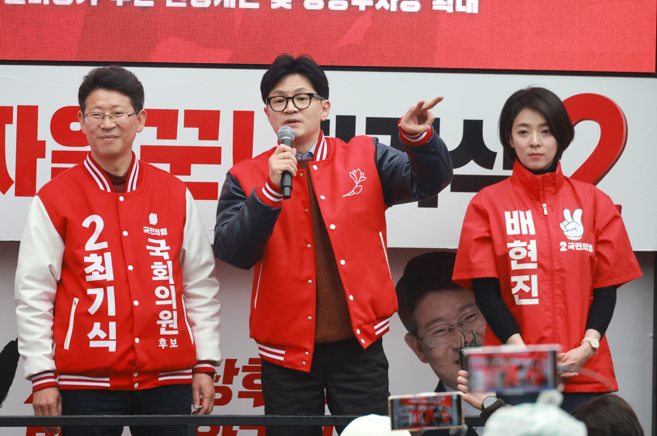 한동훈 국민의힘 비상대책위원장 겸 총괄 선거대책위원장이 29일 경기 의왕 부곡시장 인근에서 최기식 의왕·과천 후보 지지 발언을 하고 있다. [연합]