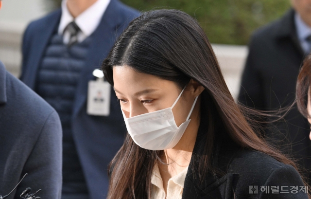 입시비리 혐의로 재판에 넘겨진 조국 조국혁신당 대표의 자녀 조민이 1심 선고를 위해 22일 오전 서울중앙지법으로 들어가고 있다. [헤럴드경제=이상섭 기자]