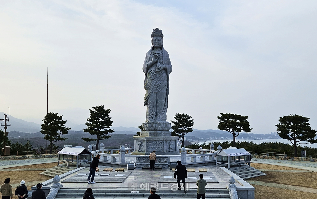 양양 낙산사의 상징, 해수관음상. 높이만 16m 달한다.