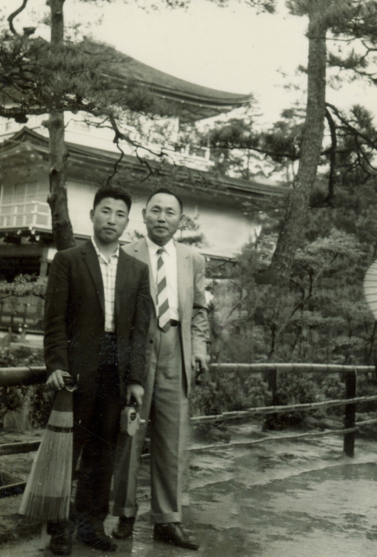 1956~1959년 일본 유학 당시 부친인 조홍제 효성그룹 창업주와 함께 있는 조석래(왼쪽) 효성그룹 명예회장 [효성 제공]