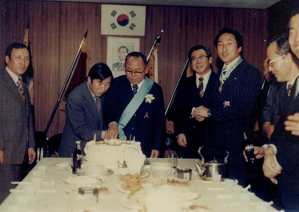 조석래 효성그룹 명예회장이 1976년 11월 금탑산업훈장을 받고 있다. [효성 제공]