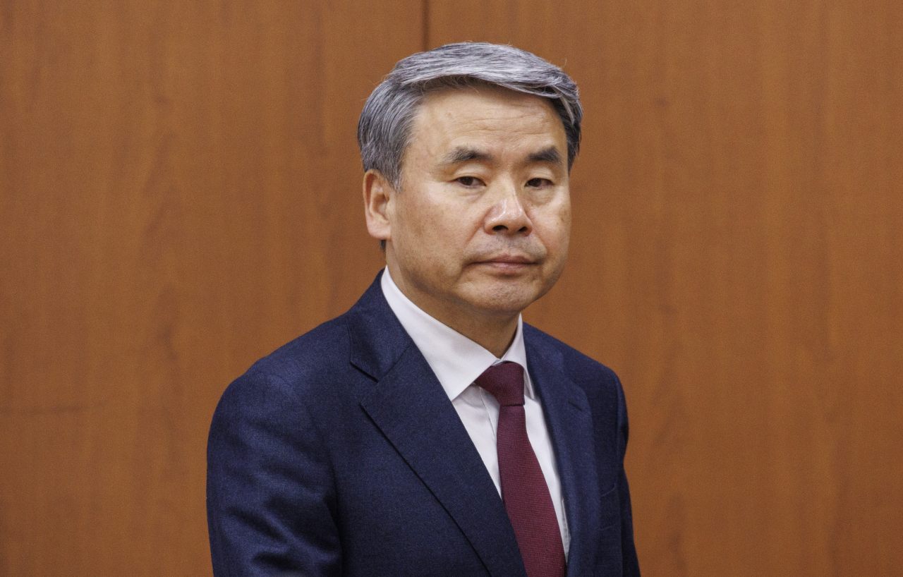 Ambassador to Australia Lee Jong-sup arrives at the foreign ministry building in Seoul to attend a meeting of six ambassadors on defense cooperation on Thursday. (Yonhap)