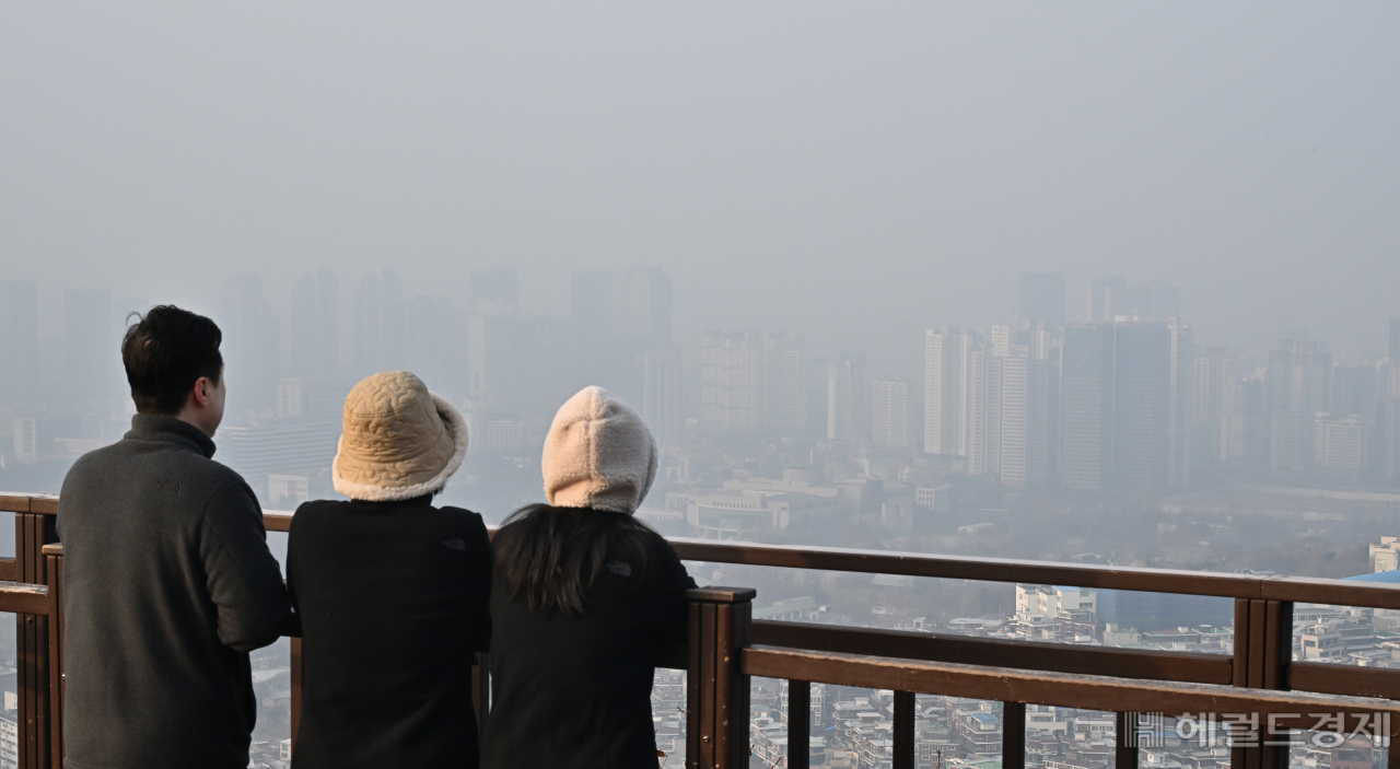 서울 남산에서 바라본 도심 일대가 미세먼지로 인해 탁한 모습을 보이고 있다. 임세준 기자