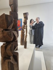 Galleries in Samcheong-dong in full bloom