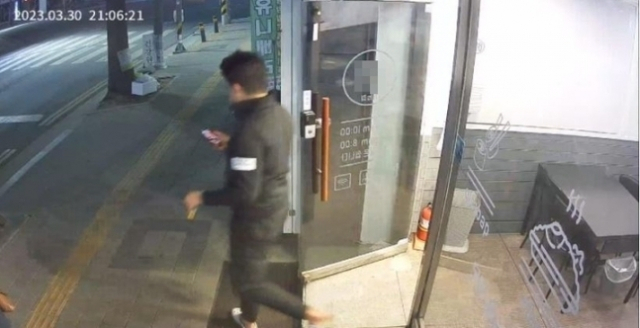 지난해 3월 김밥집에서 1만7000원가량의 음식을 먹고 도망간 남성. [온라인 커뮤니티 캡처]