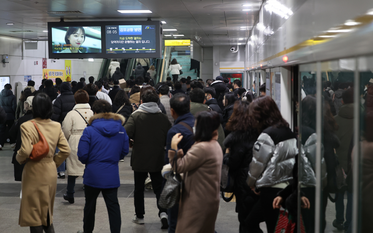 김포골드라인 김포공항역. 승객들로 붐비고 있다. [연합]