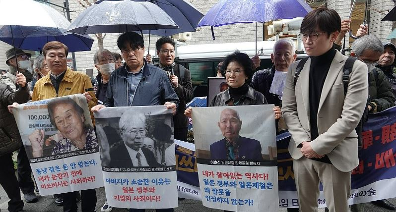 일본제철 앞에서 강제징용 피해자 유가족들이 사죄와 배상을 촉구하고 있다. [연합]