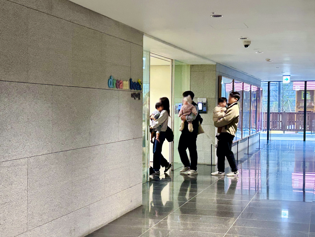 지난 12일 이른 아침 HD현대 임직원들이 아이들과 함께 사내 어린이집인 드림보트에 들어서고 있다. [김은희 기자]