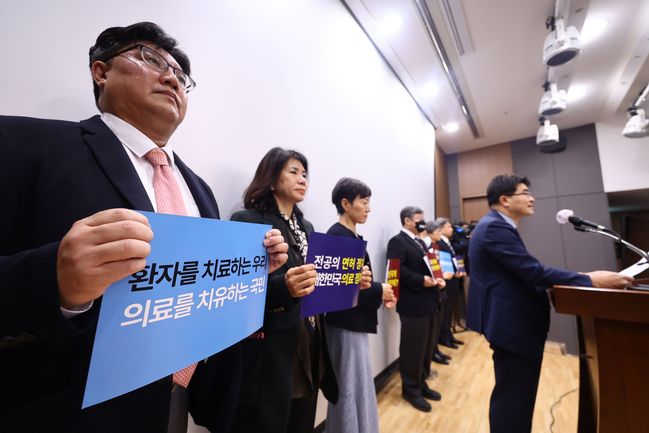 방재승 전국의대교수비상대책위원회 위원장이 30일 오전 서울 종로구 서울대학교병원에서 열린 비상대책위원회 협의회 기자회견에서 발언하고 있다. [연합]