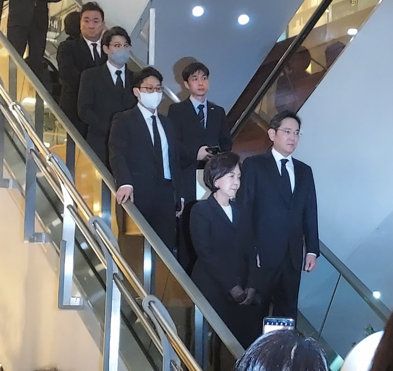 이재용(앞줄 오른쪽) 삼성전자 회장, 홍라희(앞줄 왼쪽) 전 삼성미술관 리움 관장이 30일 조석래 효성그룹 명예회장 빈소가 마련된 서울 신촌세브란스병원 장례식장에 도착했다. [한영대 기자]