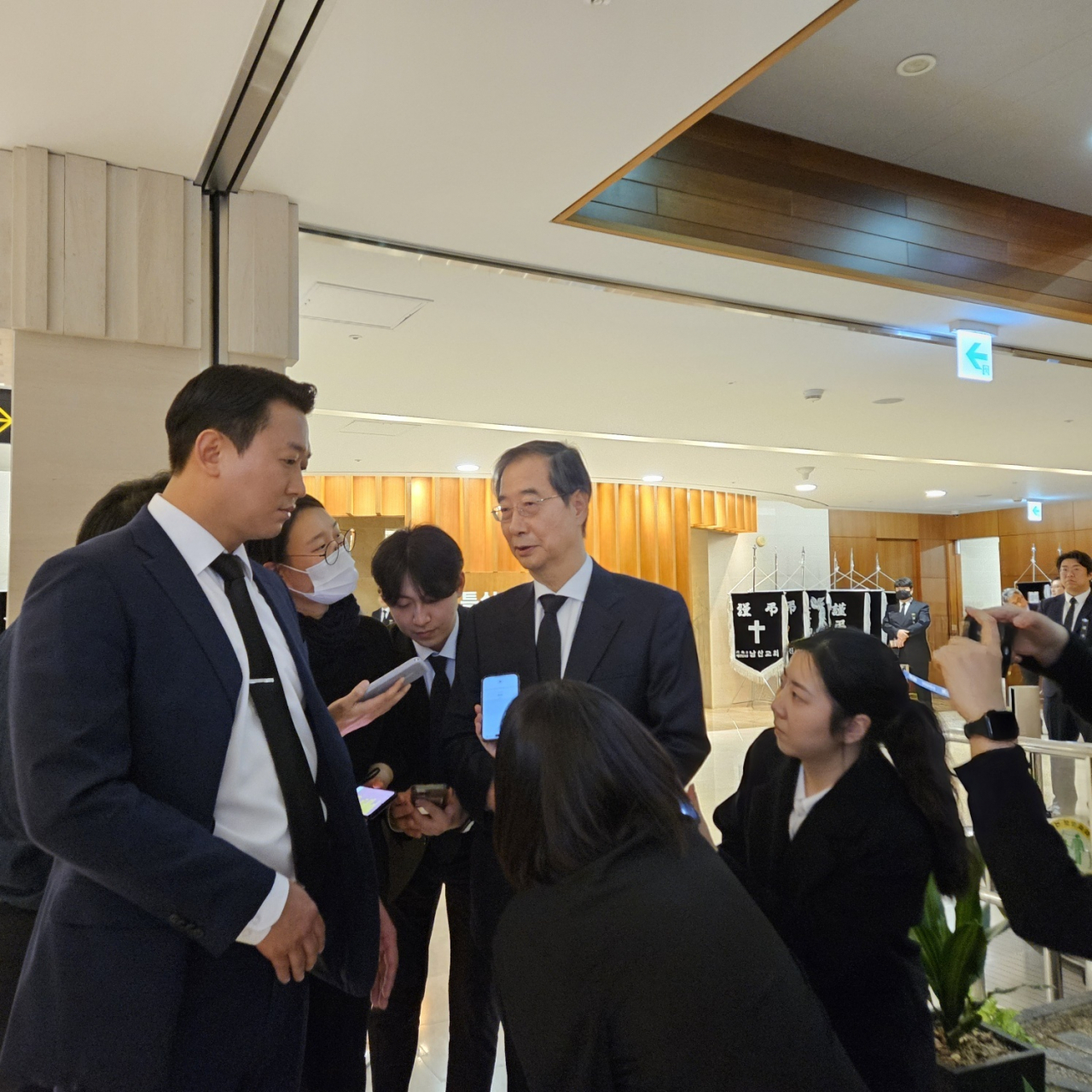 한덕수 국무총리가 30일 고(故) 조석래 효성그룹 명예회장 빈소가 마련된 서울 신촌세브란스병원 장례식장에 기자들의 질문에 대답하고 있다. [공동취재단]