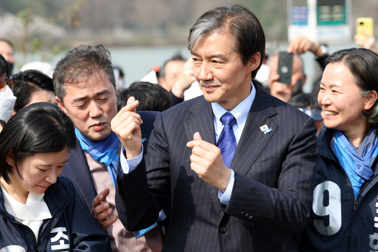 조국 조국혁신당 대표가 30일 오후 광주 서구 풍암호수공원에서 지지자들에게 손 하트를 그리고 있다. [연합]