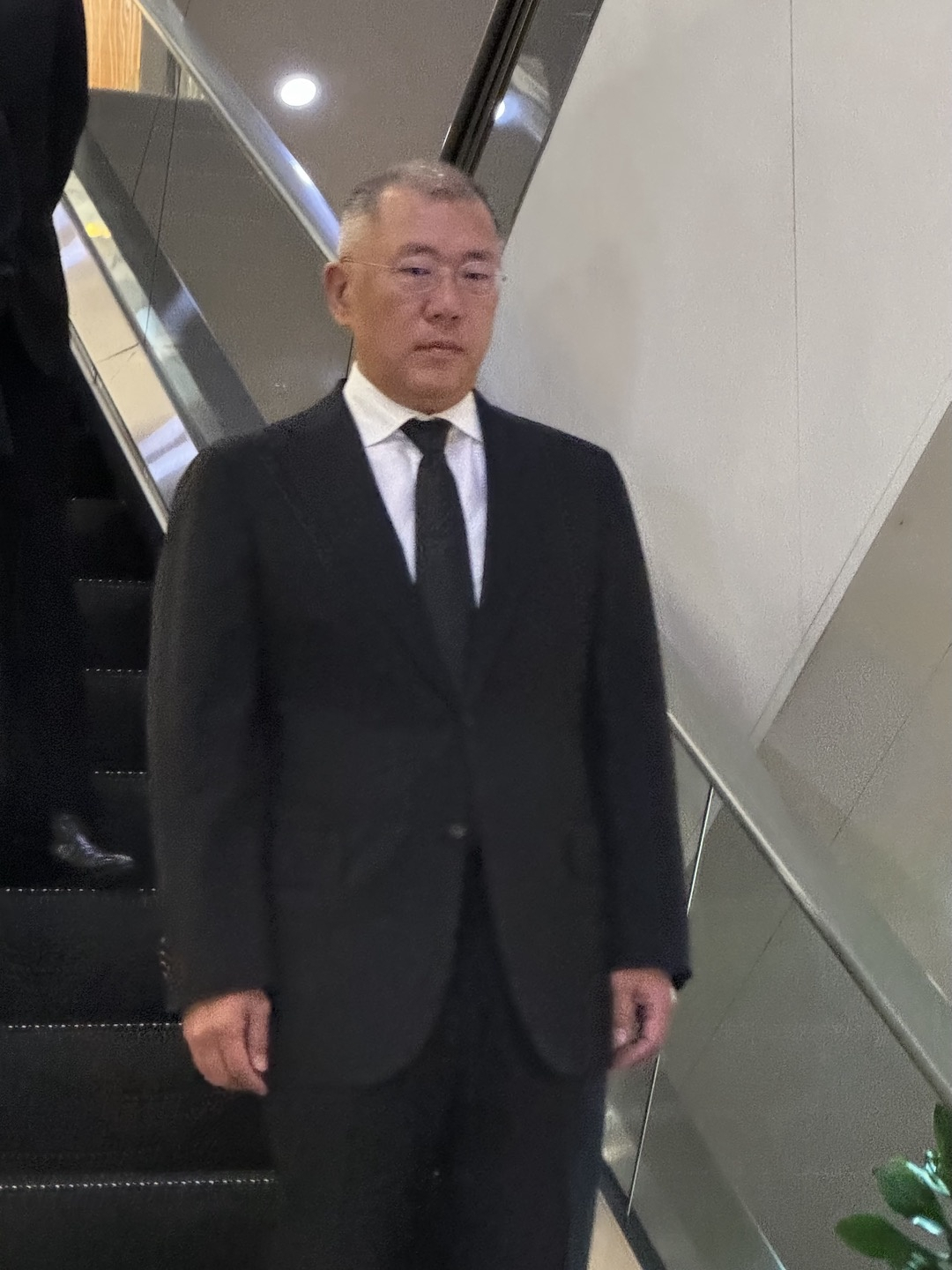 정의선(왼쪽 첫번째) 현대차그룹 회장이 30일 조석래 효성그룹 명예회장 빈소가 마련된 서울 신촌세브란스병원 장례식장에 도착했다. [공동취재단]