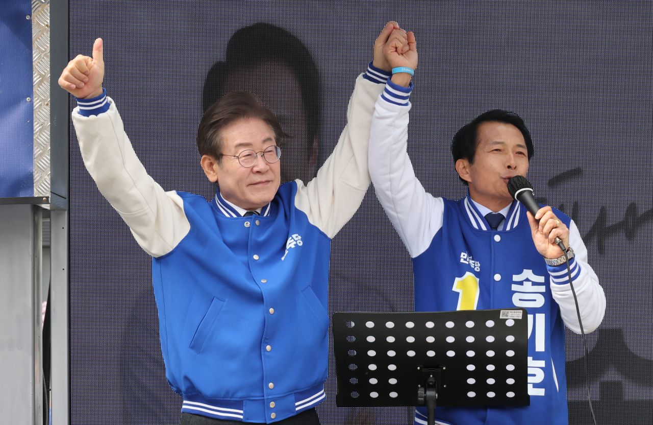 이재명 더불어민주당 대표가 30일 송파구 석촌호수에서 송기호 후보 지원 유세를 하고 있다. [연합]