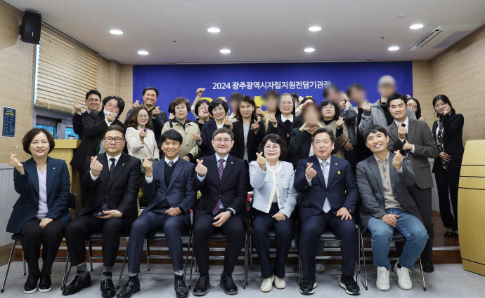 광주광역시자립지원전담기관은 지난 29일 서구 쌍촌동 기관 회의실에서 관장 이·취임식을 가졌다고 30일 밝혔다.[광주시자립지원전담기관 제공]