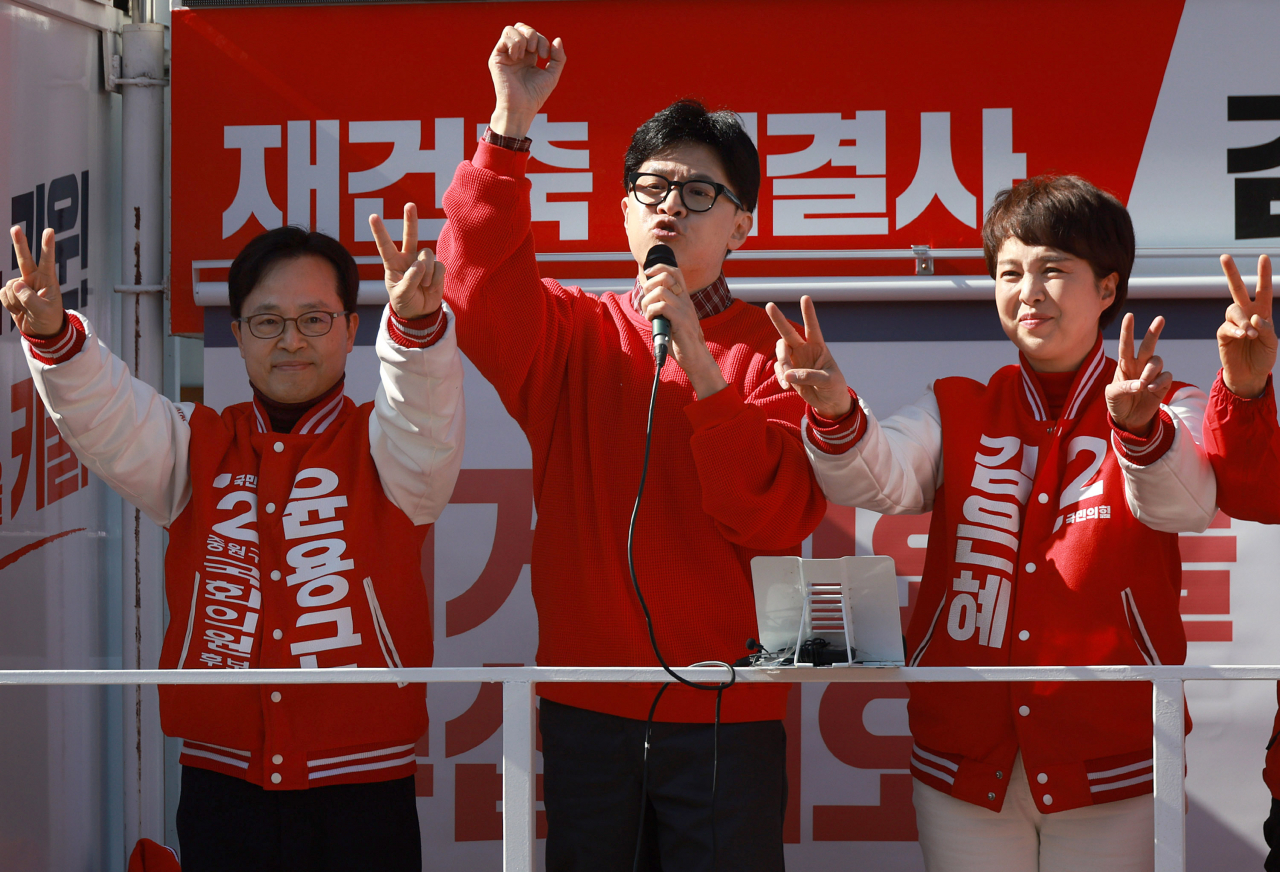 한동훈 국민의힘 비상대책위원장 겸 총괄 선거대책위원장이 31일 오전 경기 성남시 오리역광장에서 김은혜 분당을 후보(오른쪽), 윤용근 성남중원 후보(왼쪽)와 함께 지지호소를 하고 있다. [연합]