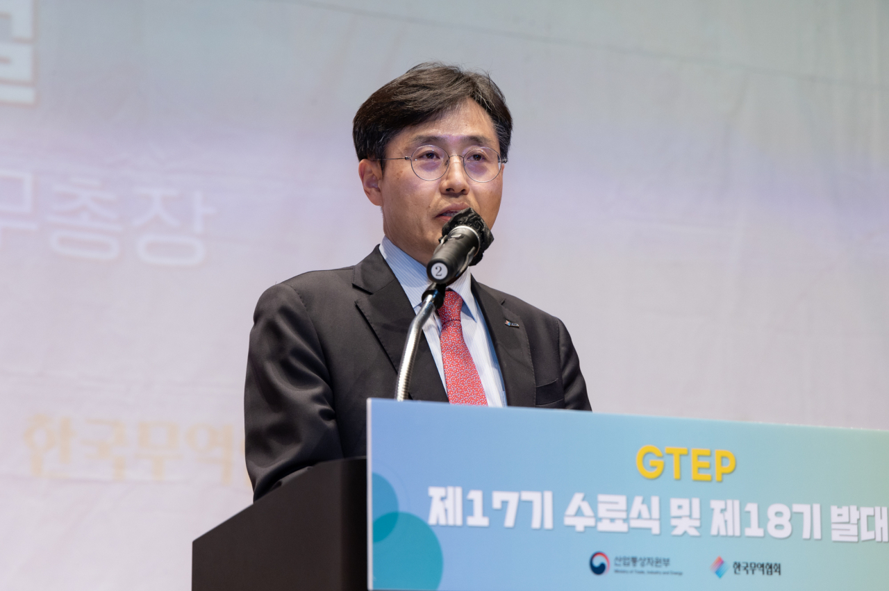 한국무역협회가 29일 삼성동 코엑스에서 개최한 '지역특화 청년무역전문가 양성사업(GTEP)' 수료식 및 발대식에서 정희철 한국무역협회 무역아카데미 사무총장이 개회사를 하고 있다. [무협 제공]