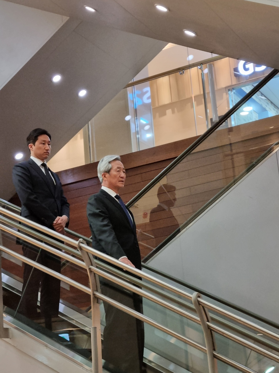 정몽준(앞줄) 아산재단 이사장과 정기선 HD현대 부회장이 31일 조석래 효성그룹 명예회장 빈소가 마련된 서울 신촌세브란스병원 장례식장에 도착했다. [공동취재단]