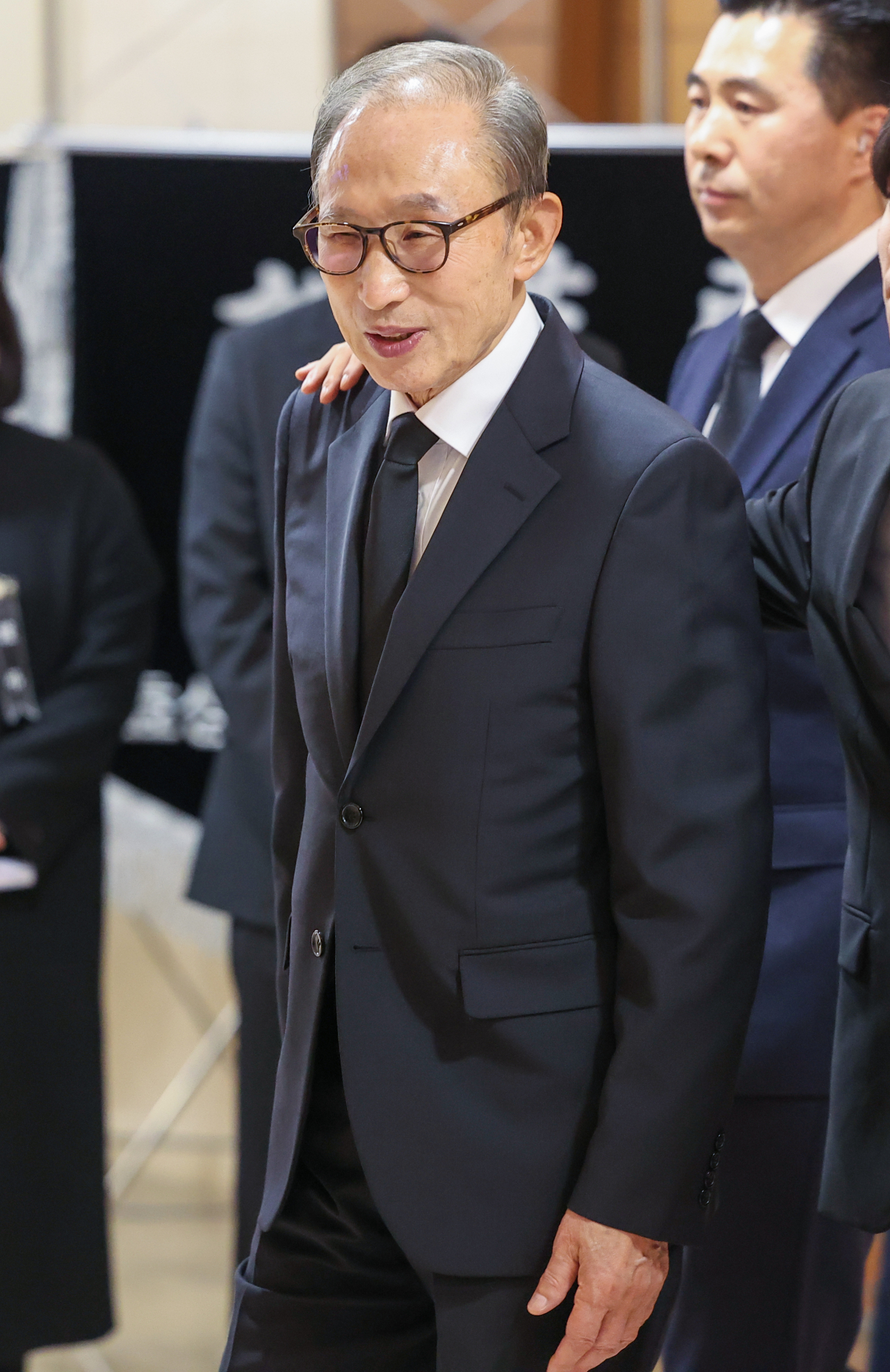 이명박 전 대통령이 31일 오후 서울 신촌 세브란스병원 장례식장에 마련된 고 조석래 효성그룹 명예회장의 빈소를 조문한 뒤 떠나고 있다. [연합]