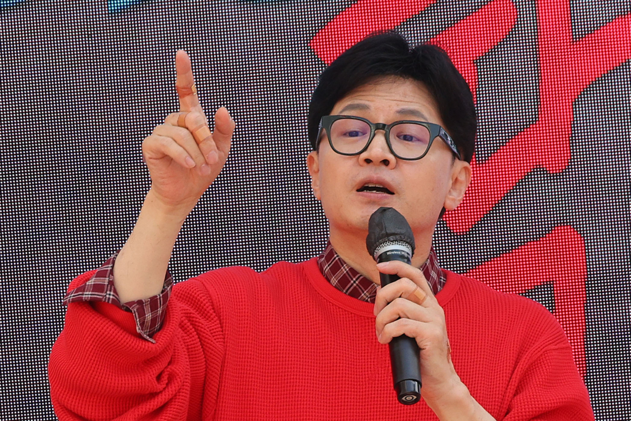 한동훈 국민의힘 비상대책위원장 겸 총괄 선거대책위원장이 31일 경기 하남시 위례 스타필드시티 앞에서 하남시갑 이용 후보, 하남시을 이창근 후보의 지지를 호소하고 있다. [연합]