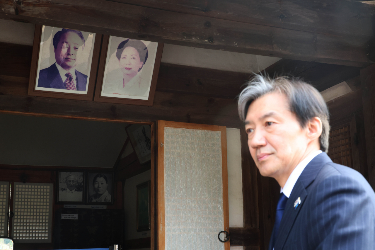 조국 조국혁신당 대표가 31일 경남 거제시 김영삼 전 대통령 생가를 방문해 관계자로부터 설명을 듣고 있다. [연합]