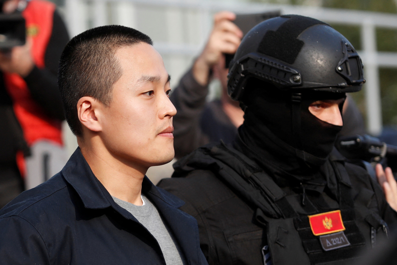 지난 26일(현지시간) 테라·루나 폭락사태의 핵심 인물인 권도형 테라폼랩스 대표가 몬테네그로 외국인 수용소로 이송돼고 있다. [로이터]