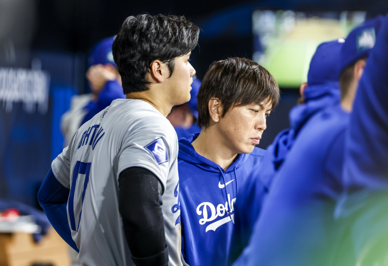 지난 20일 오후 서울 고척스카이돔에서 열린 미국프로야구(MLB) 공식 개막전 LA다저스 대 샌디에이고 파드리스 1차전 경기에서 LA다저스 오타니 쇼헤이와 통역사 미즈하라 잇페이가 경기를 지켜보고 있다. [연합]